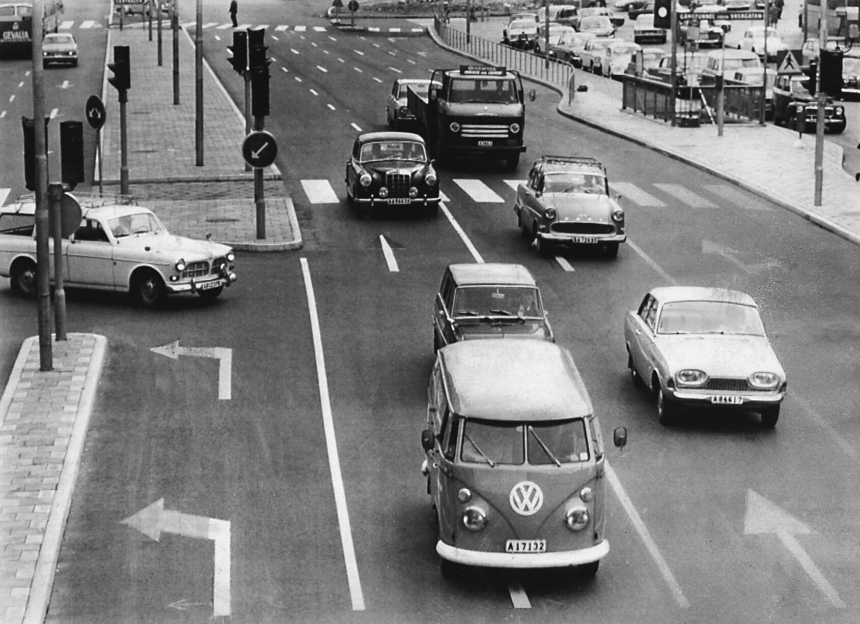 Verkehr in einer schwedischen Stadt kurz vor der Umstellung von Links- auf Rechtsverkehr